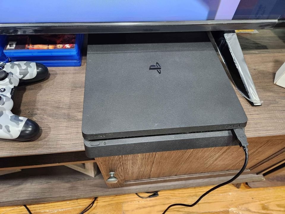 PS4 CONSOLE